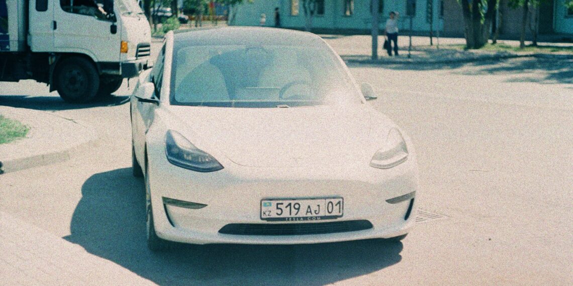 Fitur AI di Mobil Tesla: Visi Elon Musk yang Bikin Berkendara Jadi Pintar dan Aman!