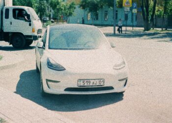 Fitur AI di Mobil Tesla: Visi Elon Musk yang Bikin Berkendara Jadi Pintar dan Aman!