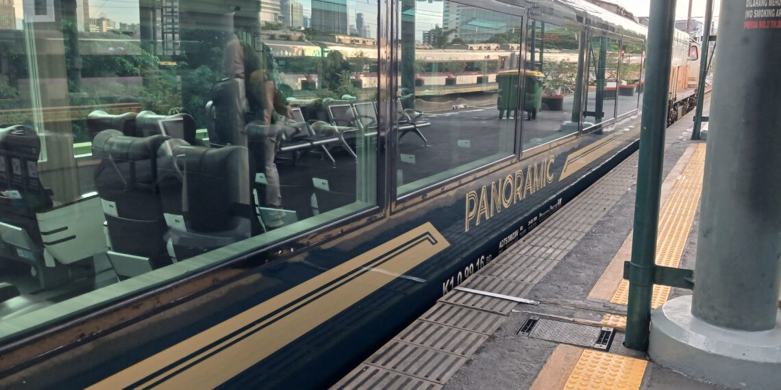Ekterior kereta panoramic KA Papandayan rute Jakarta-Bandung-Garut