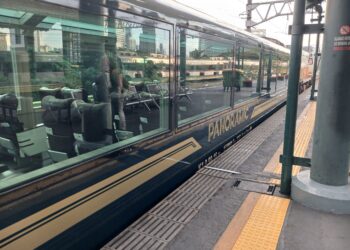 Ekterior kereta panoramic KA Papandayan rute Jakarta-Bandung-Garut