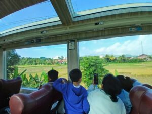 interior kereta panoramic KA Papandayan rute Jakarta-Bandung-Garut